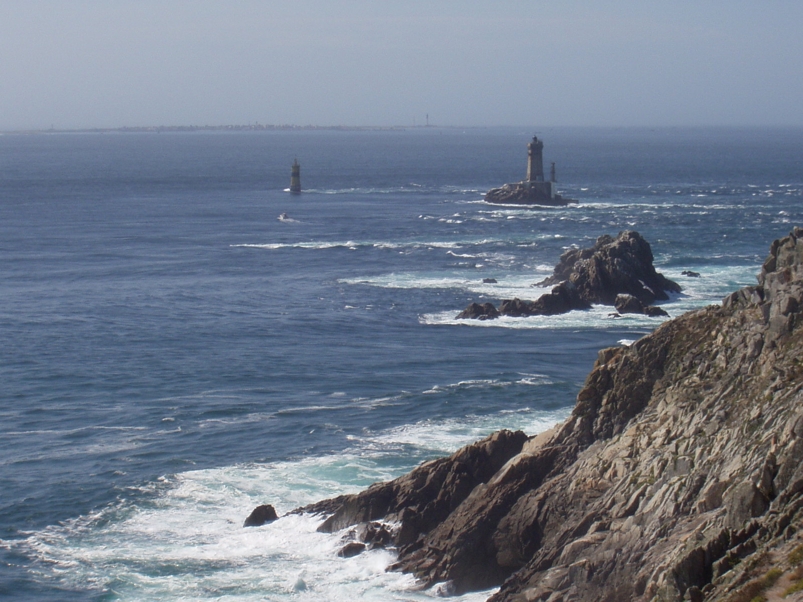 Pointe du Raz, Bretagne — côte bretonne et phare, symbole de la Bretagne refuge climatique
